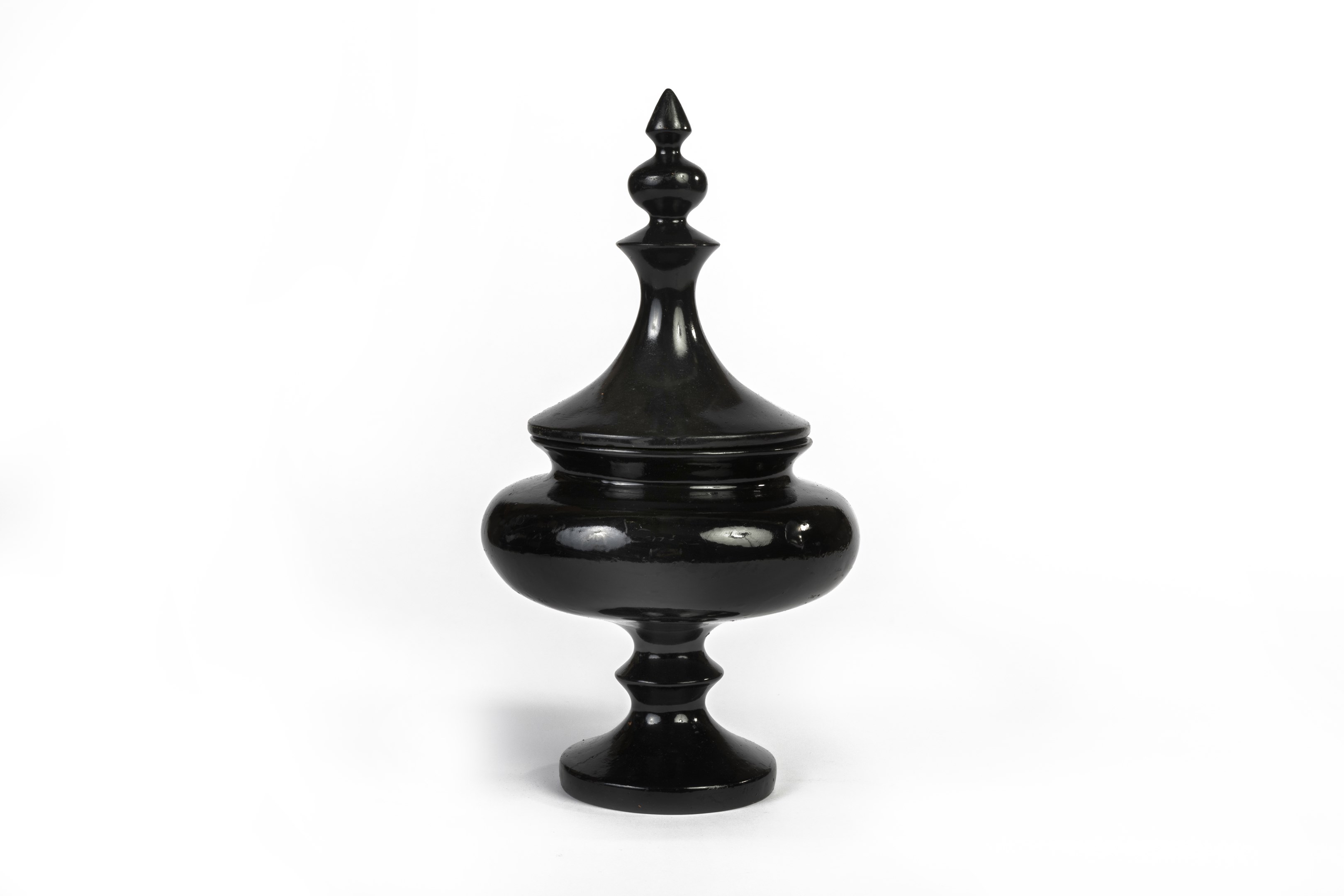 Med Black Resin Pot w/ lid